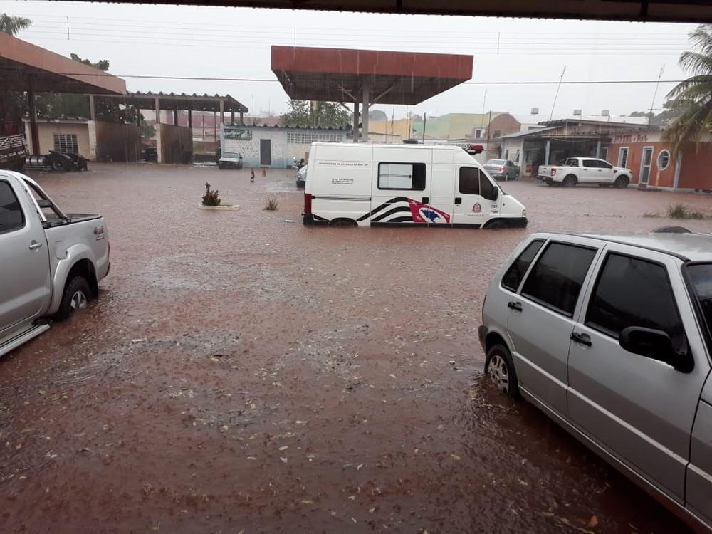 Água invade UBS durante temporal e atendimento é interrompido em Pereira Barreto