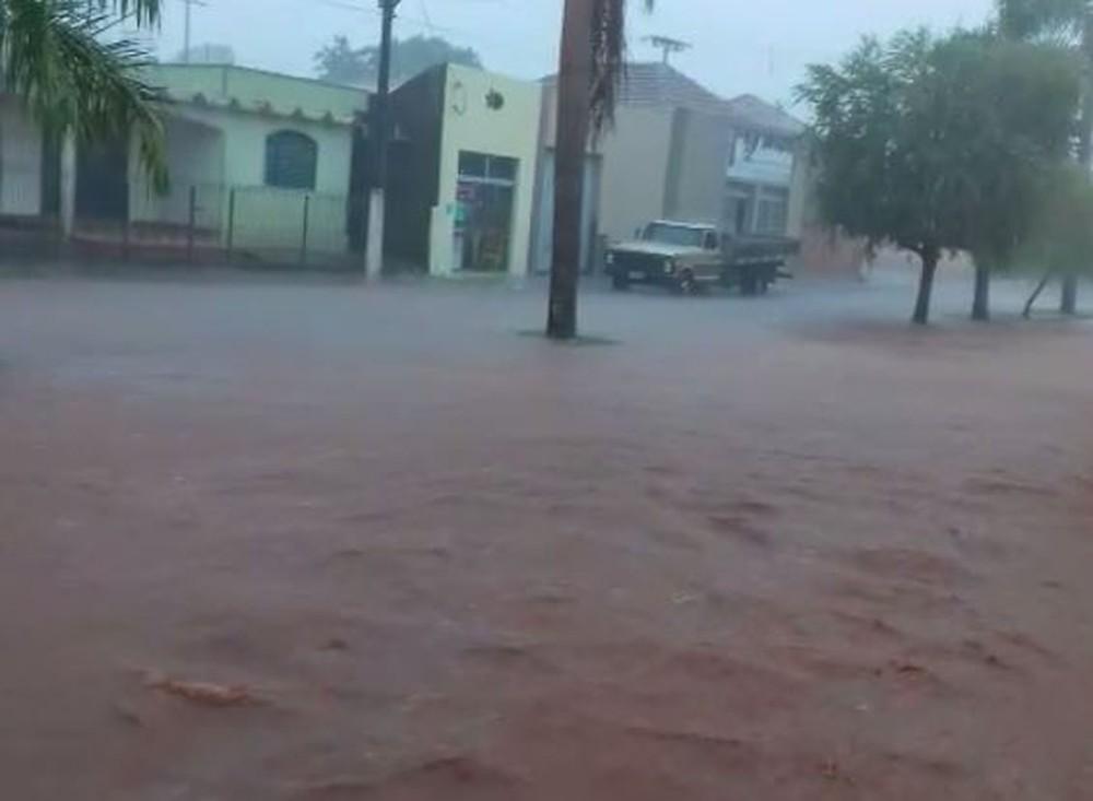 Água invade UBS durante temporal e atendimento é interrompido em Pereira Barreto