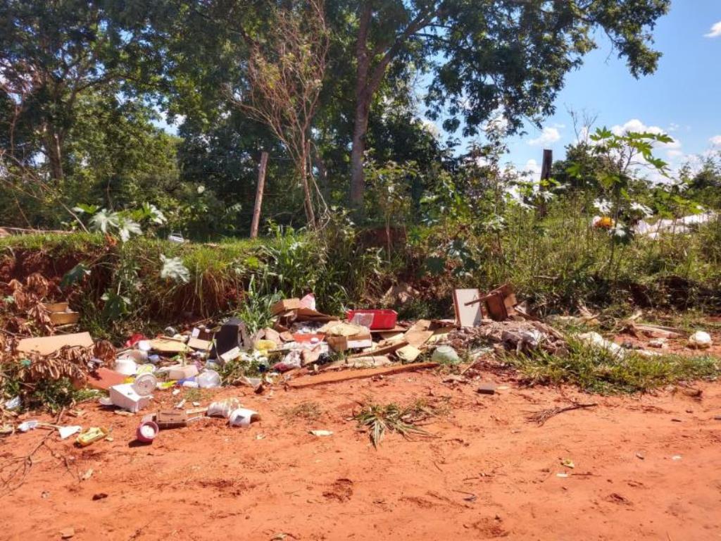 Meio Ambiente inicia Operação “Porco Solto” flagrando e multando moradores que jogam lixo em locais públicos