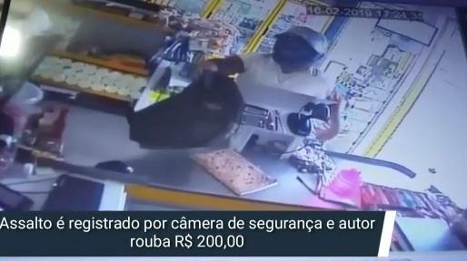 Assalto é registrado por câmera de segurança e autor rouba R$ 200,00