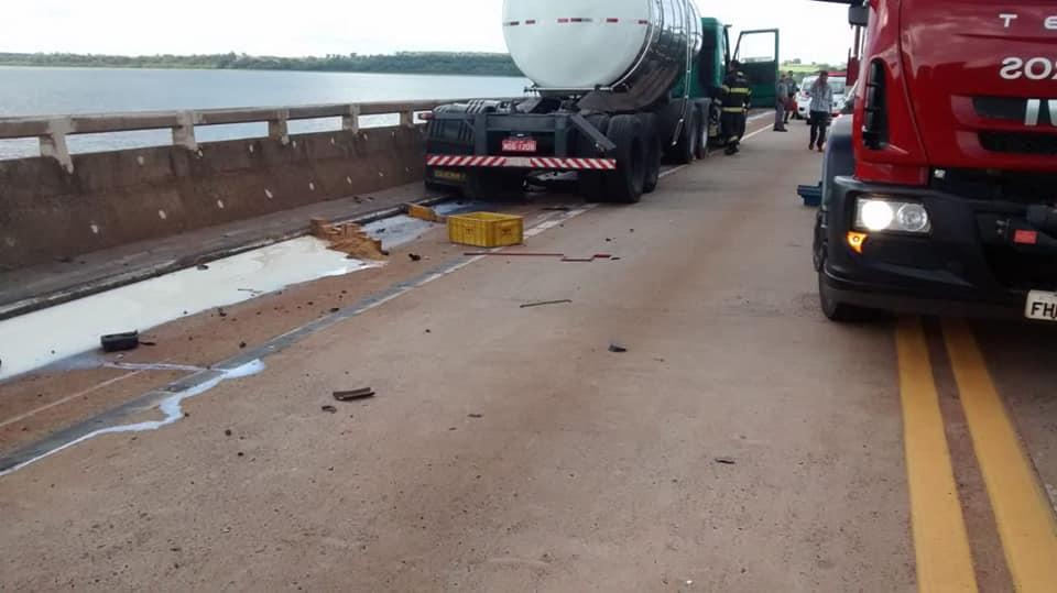 Batida entre carreta e carro deixa um morto em Pereira Barreto Batida entre carreta e carro deixa um morto em Pereira Barreto