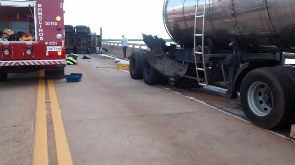 Batida entre carreta e carro deixa um morto em Pereira Barreto Batida entre carreta e carro deixa um morto em Pereira Barreto