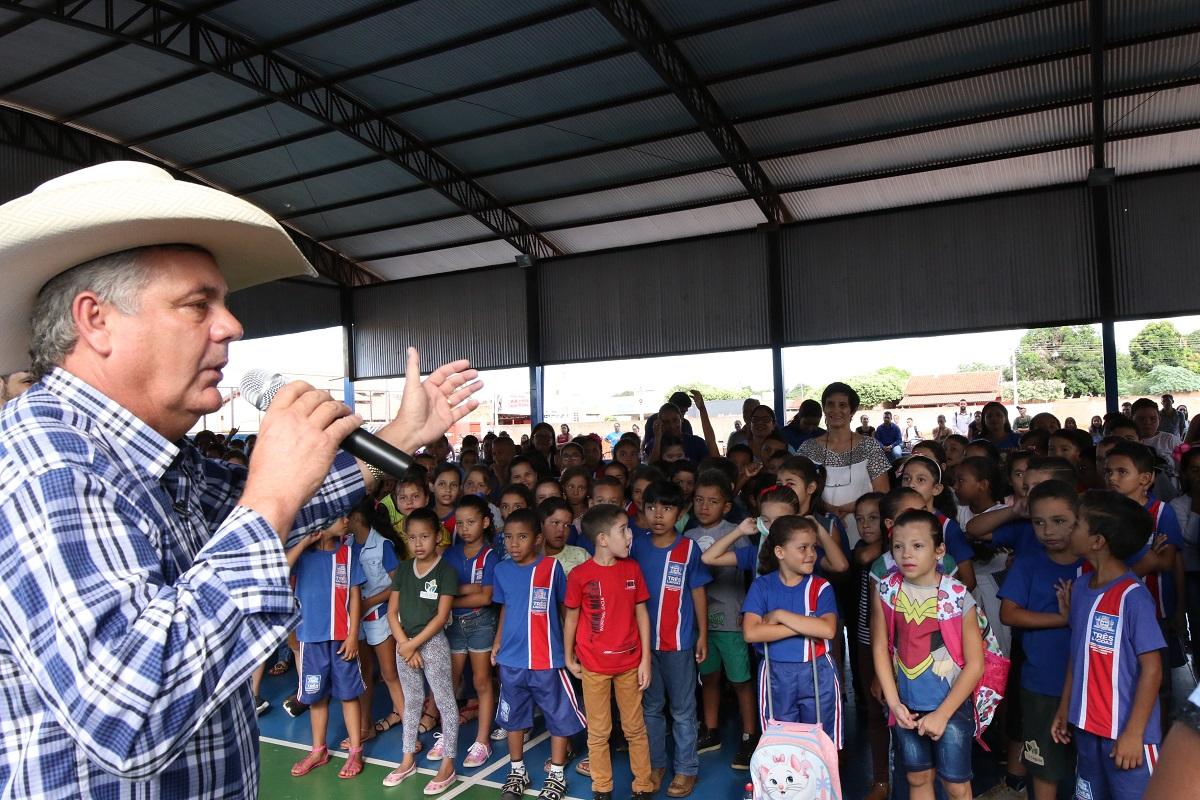 Alunos são recebidos pelo Prefeito Angelo Guerreiro no primeiro dia de aula Alunos são recebidos pelo Prefeito Angelo Guerreiro no primeiro dia de aula