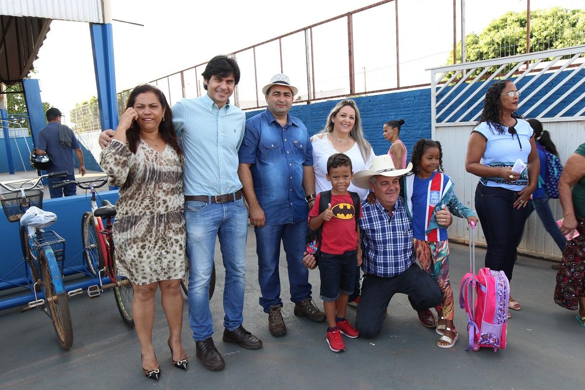 Alunos são recebidos pelo Prefeito Angelo Guerreiro no primeiro dia de aula