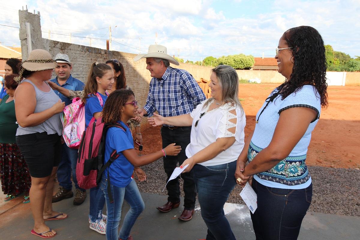 Alunos são recebidos pelo Prefeito Angelo Guerreiro no primeiro dia de aula
