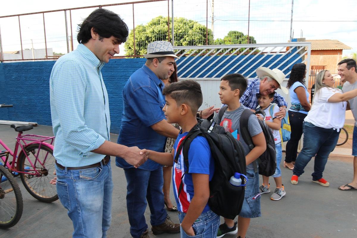 Alunos são recebidos pelo Prefeito Angelo Guerreiro no primeiro dia de aula