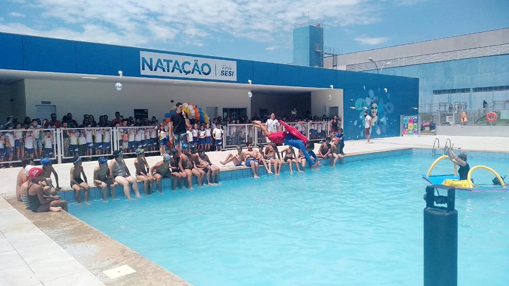 No Sesi de Três Lagoas, alunos de natação caem água com o campeão olímpico Gustavo Borges