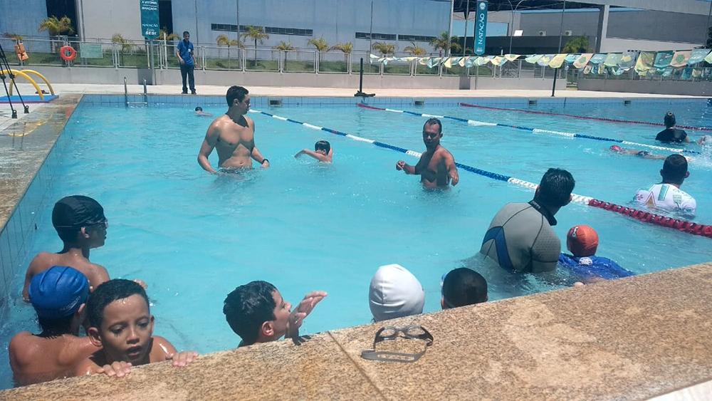 No Sesi de Três Lagoas, alunos de natação caem água com o campeão olímpico Gustavo Borges