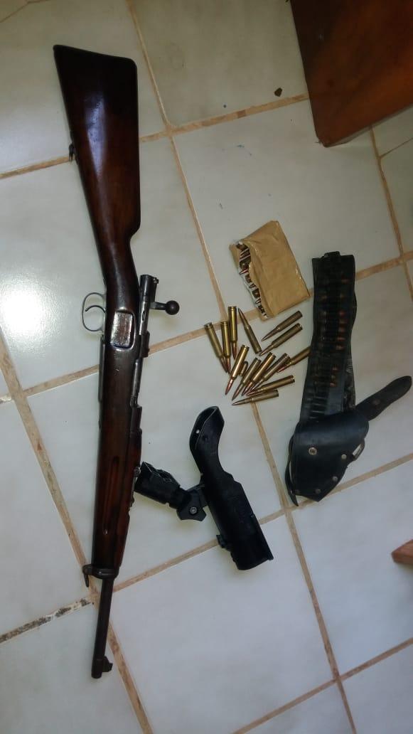 Dono de motel é preso pela PM com ‘Fuzil Mosque Fal’ e munições em Aquidauana