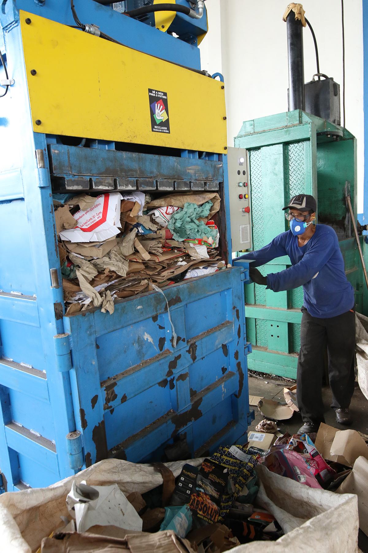Coleta Seletiva contribui com o meio ambiente e garante sustento de 25 famílias três-lagoenses