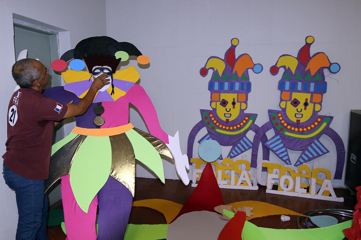 Decoração para o Carnaval é confeccionada pela Diretoria de Cultura
