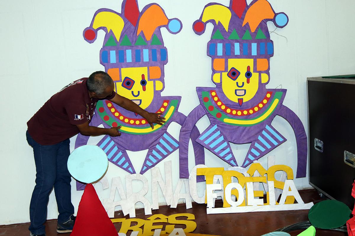 Decoração para o Carnaval é confeccionada pela Diretoria de Cultura