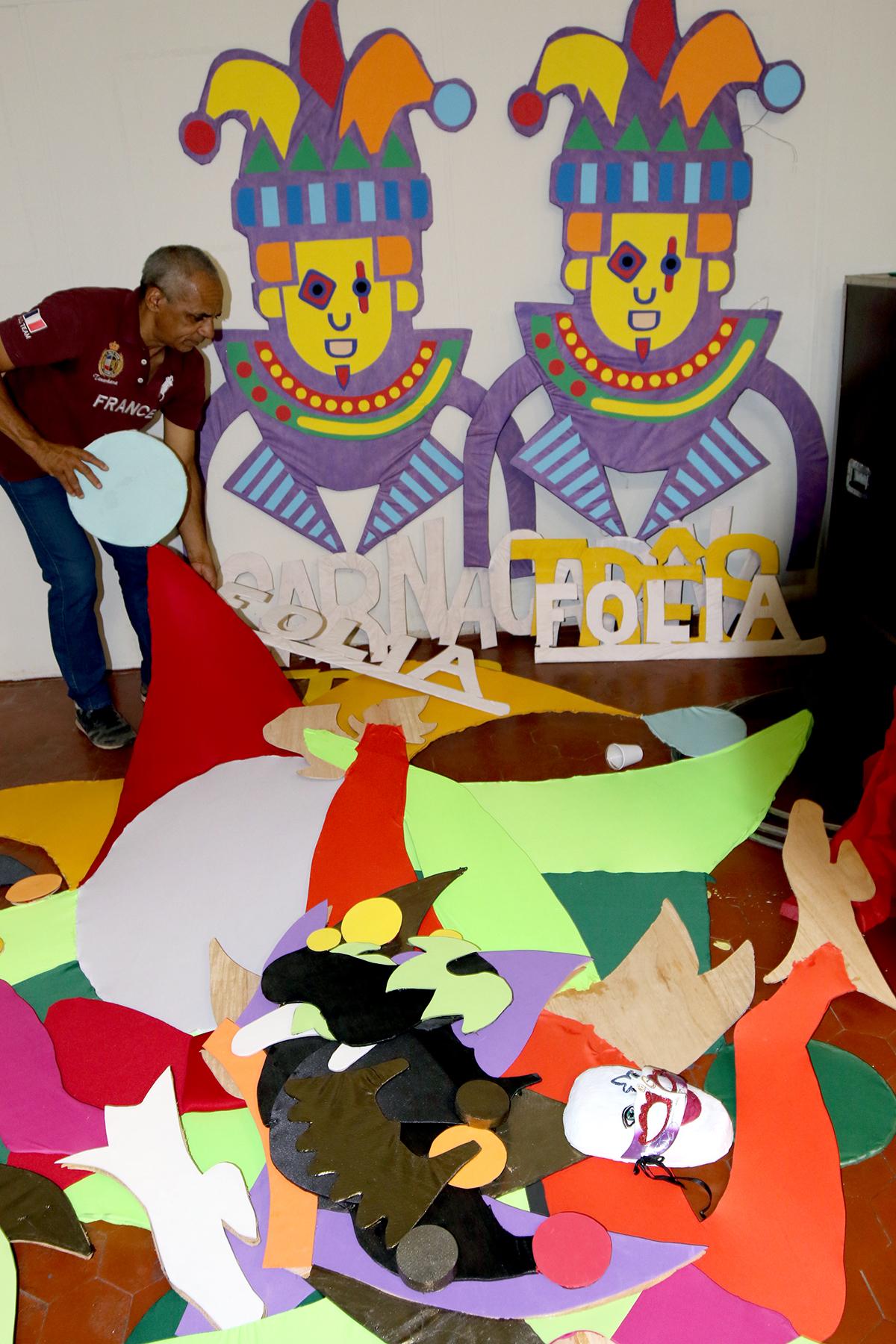 Decoração para o Carnaval é confeccionada pela Diretoria de Cultura