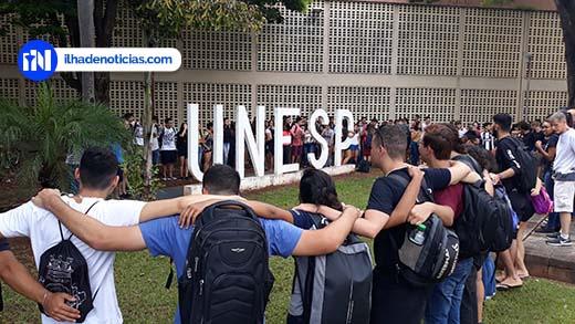 Após corte de 160 vagas, Alunos e professores dão abraço simbólico no prédio da UNESP