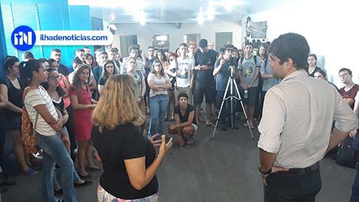 Após corte de 160 vagas, Alunos e professores dão abraço simbólico no prédio da UNESP