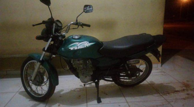 Polícia Militar encontra motocicleta furtada em terreno baldio em Três Lagoas 
