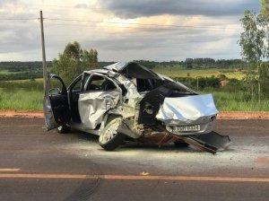 Motorista perde controle, invade pista contrária e atinge caminhão Motorista perde controle, invade pista contrária e atinge caminhão