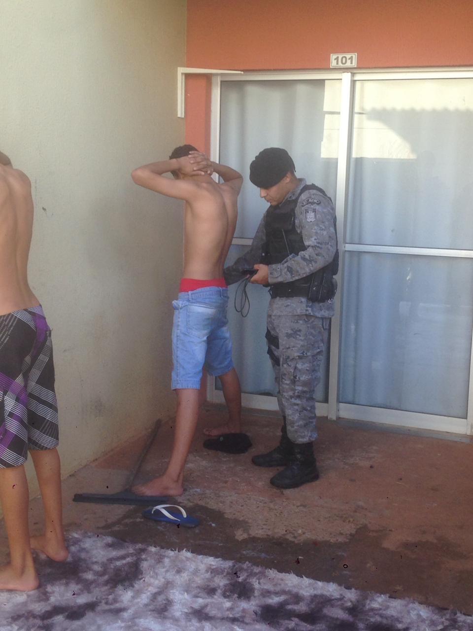 Ladrão tenta se esconder debaixo de tanque de lavar roupas para não ser preso