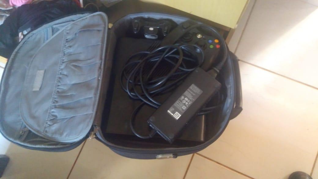 Ladrão tenta se esconder debaixo de tanque de lavar roupas para não ser preso