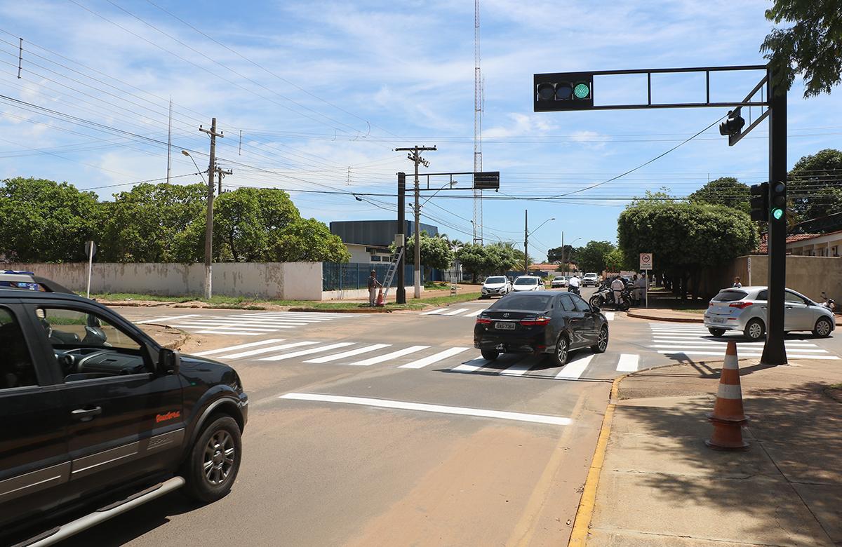 Novo semáforo irá controlar o trânsito nas proximidades da Câmara Municipal