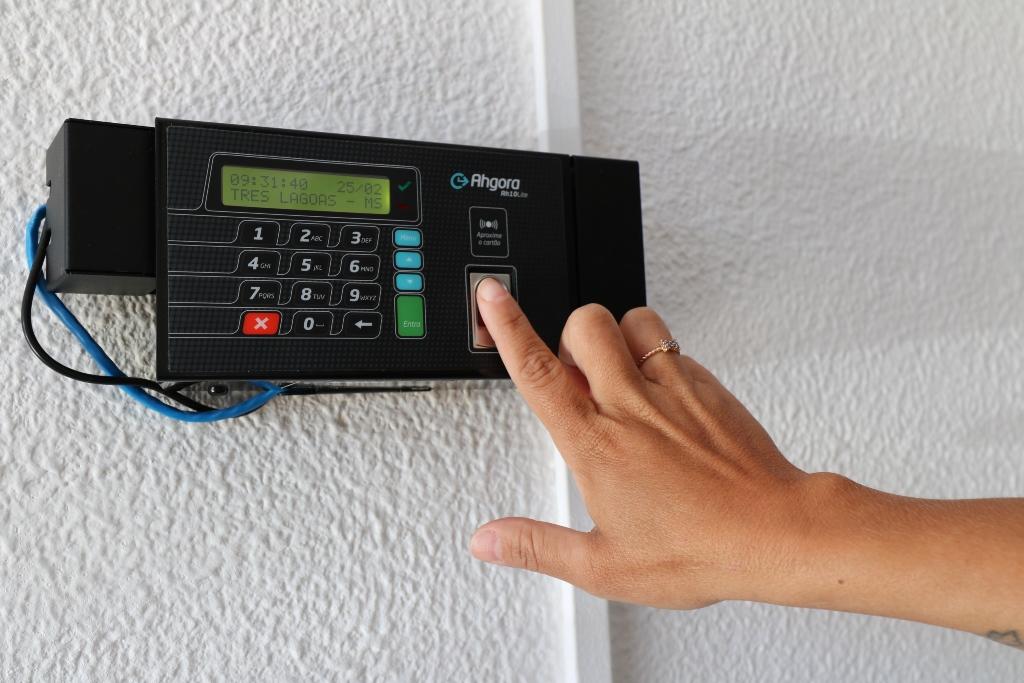 Prefeitura de Três Lagoas regulamenta ponto eletrônico de registro de horas trabalhadas