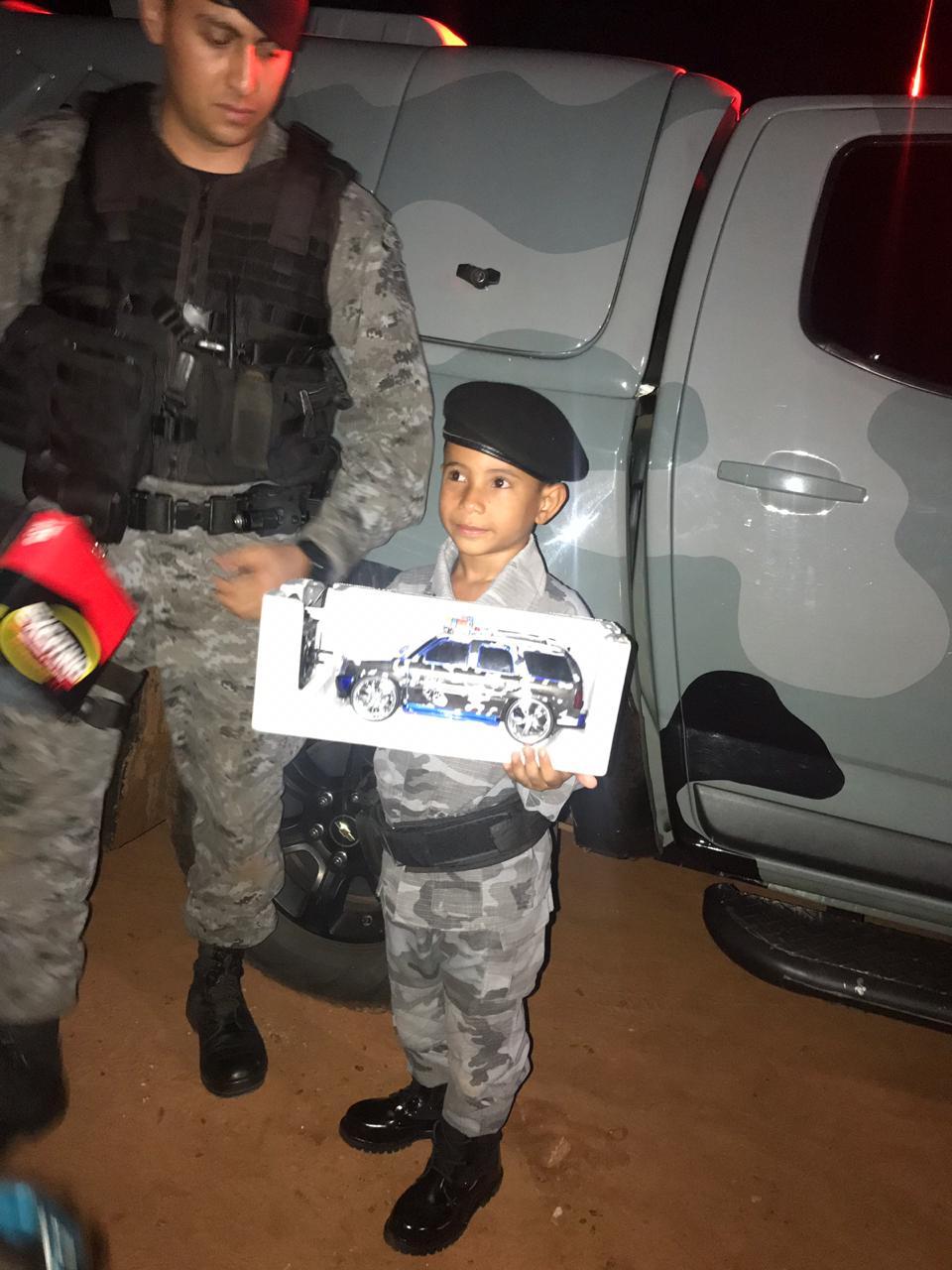 Polícia Militar participa de aniversário de criança que sonha em ser policial