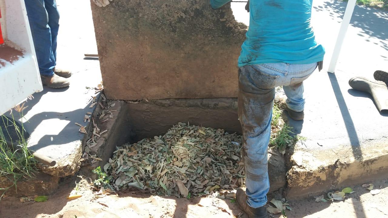 Descarte irregular de lixo causa entupimento de bueiros e galerias em Três Lagoas