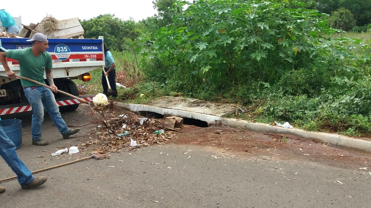 Descarte irregular de lixo causa entupimento de bueiros e galerias em Três Lagoas
