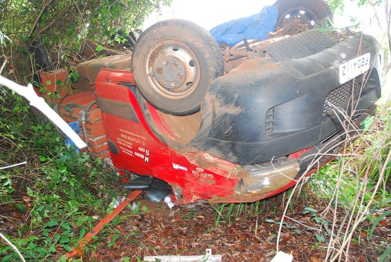Caminhão capota na BR-267 em Bataguassu, após um dos pneus estourar