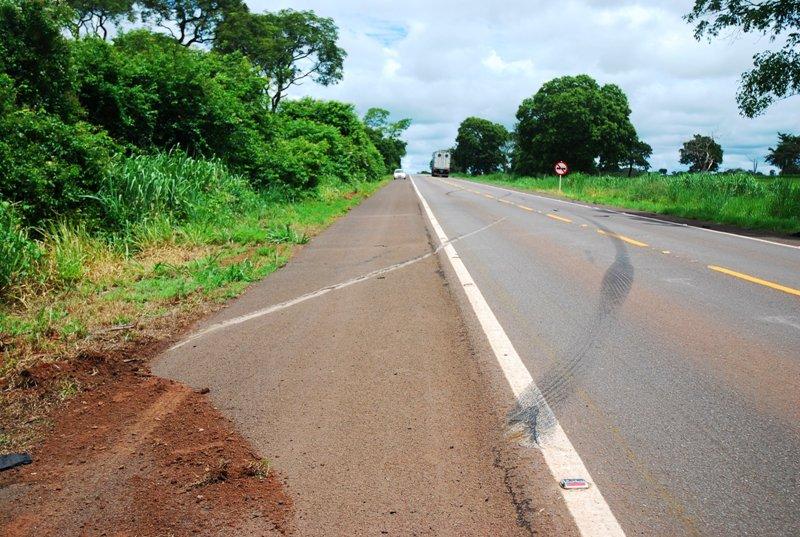 Caminhão capota na BR-267 em Bataguassu, após um dos pneus estourar