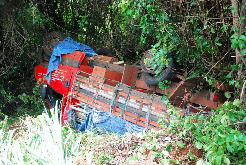 Caminhão capota na BR-267 em Bataguassu, após um dos pneus estourar