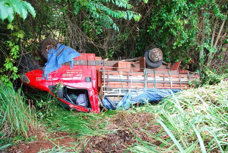 Caminhão capota na BR-267 em Bataguassu, após um dos pneus estourar Caminhão capota na BR-267 em Bataguassu, após um dos pneus estourar
