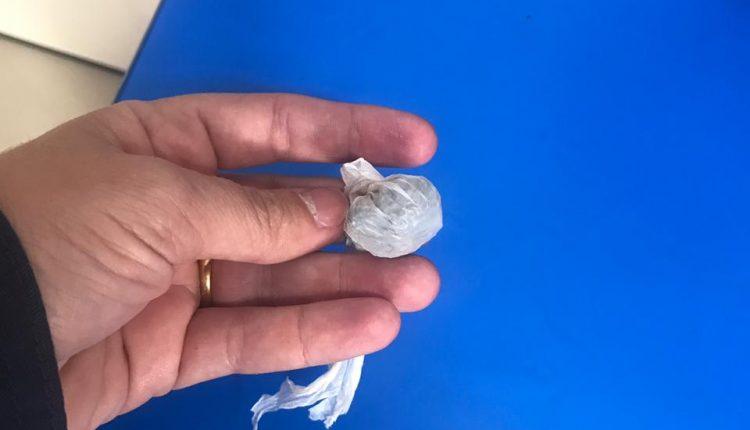 Diretora encontra maconha na mochila de aluno de 1 ano e avó assume ser dona da droga Diretora encontra maconha na mochila de aluno de 1 ano e avó assume ser dona da droga