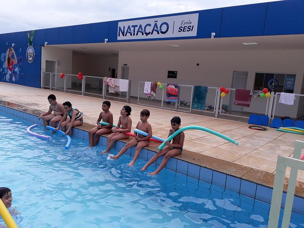 Escolas do Sesi de Três Lagoas e Corumbá oferecem descontos nas aulas de natação