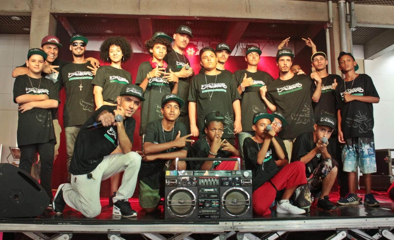 Ex-usuário de drogas usa o rap para tirar meninos da rua em bairro de Rio Preto