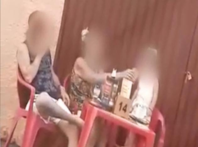 Frequentadores de bar filmam mãe supostamente dando cerveja para criança
