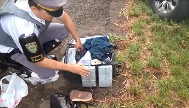 Homem é preso transportando tabletes de cocaína em ônibus Homem é preso transportando tabletes de cocaína em ônibus