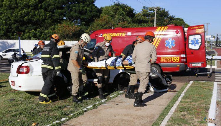Motorista e passageira ficam presos em táxi após veículo invadir a preferencial e capotar Motorista e passageira ficam presos em táxi após veículo invadir a preferencial e capotar