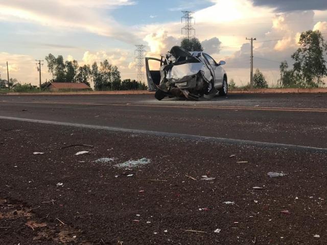 Motorista perde controle, invade pista contrária e atinge caminhão na BR-262 Motorista perde controle, invade pista contrária e atinge caminhão na BR-262