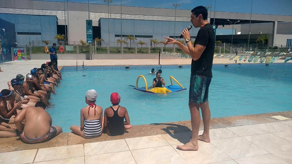 No Sesi de Três Lagoas, alunos de natação caem água com o campeão olímpico Gustavo Borges No Sesi de Três Lagoas, alunos de natação caem água com o campeão olímpico Gustavo Borges