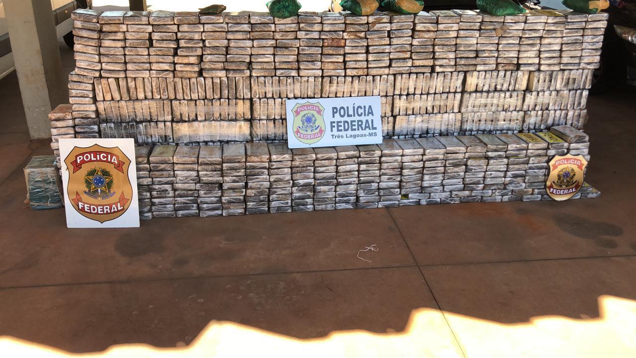 PF estoura depósito e apreende quase uma tonelada de cocaína
