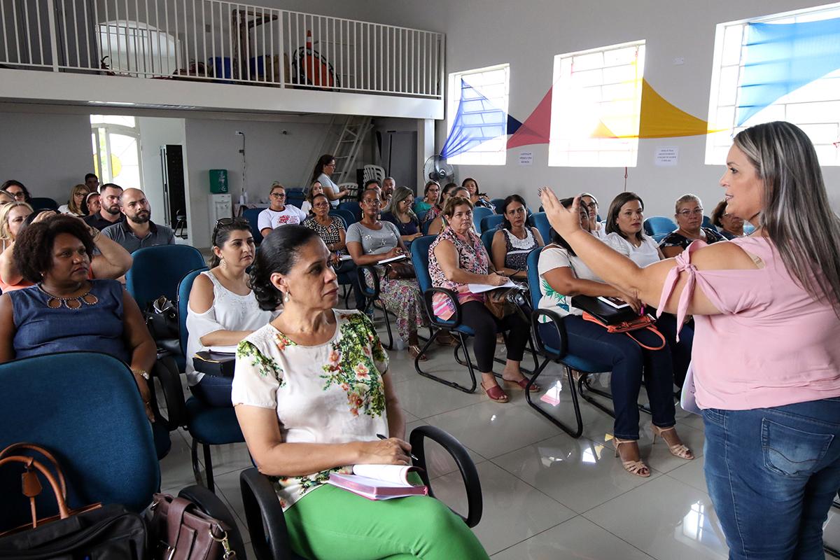Secretária interina de Educação e Cultura de Três Lagoas realiza reunião com Diretores da REME Secretária interina de Educação e Cultura de Três Lagoas realiza reunião com Diretores da REME
