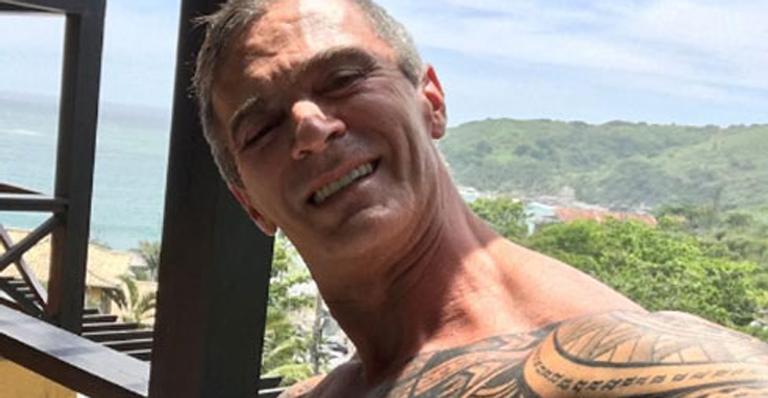 Carnavalesco assume namoro com bonitão e aparece em fotos românticas 