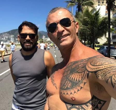 Carnavalesco assume namoro com bonitão e aparece em fotos românticas 