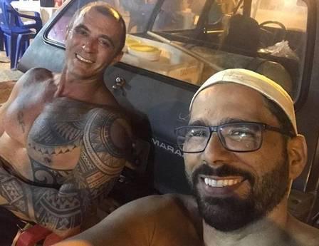 Carnavalesco assume namoro com bonitão e aparece em fotos românticas 