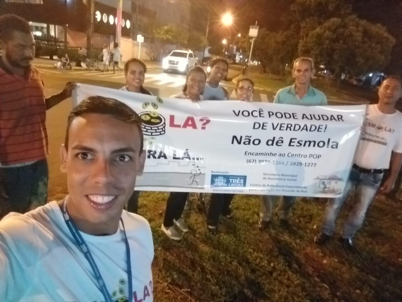 Assistência Social de Três Lagoas realiza ação de panfletagem e orientações em cruzamento de avenidas Assistência Social de Três Lagoas realiza ação de panfletagem e orientações em cruzamento de avenidas