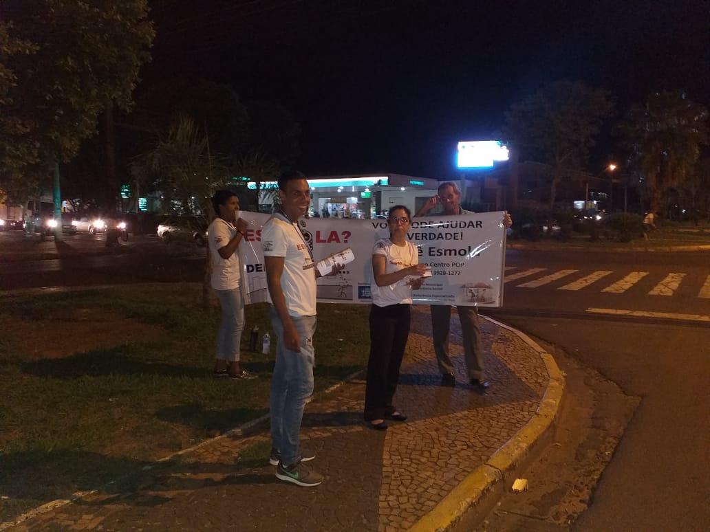 Assistência Social de Três Lagoas realiza ação de panfletagem e orientações em cruzamento de avenidas
