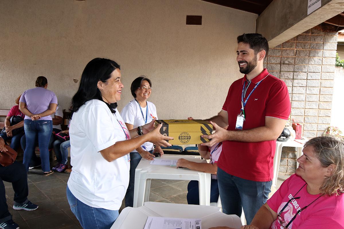 Saúde de Três Lagoas entrega calçados especiais para o trabalho de Agentes Comunitários de Saúde