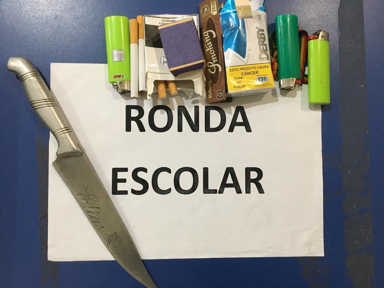 Polícia Militar através do policiamento escolar apreende adolescente com uma faca dentro da escola