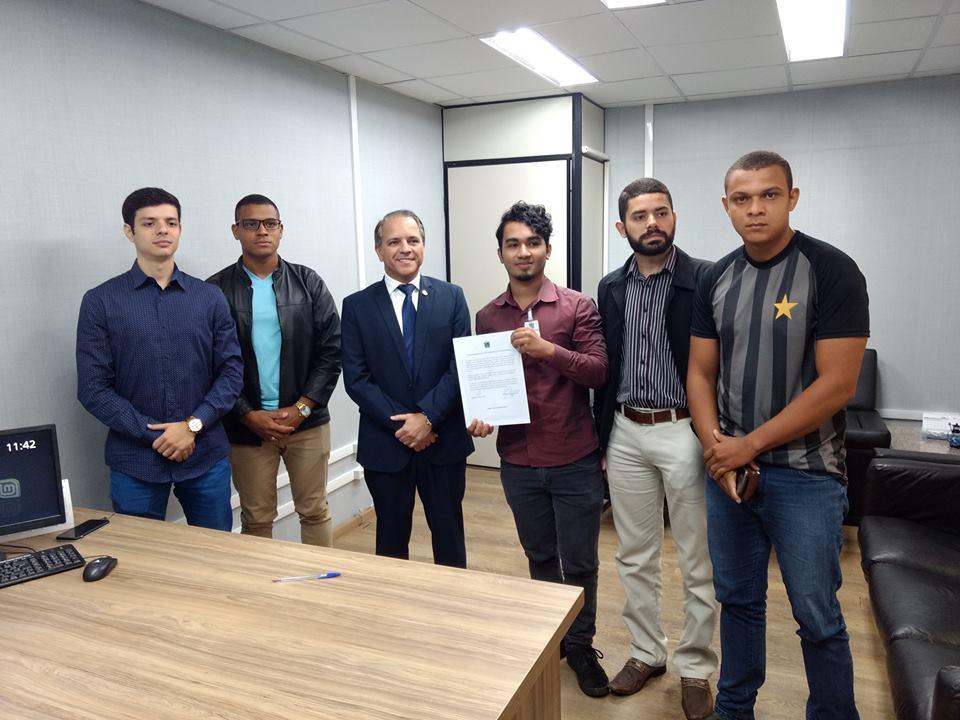 Candidatos do concurso da PM e Bombeiros entregam carta de agradecimento a Coronel David Candidatos do concurso da PM e Bombeiros entregam carta de agradecimento a Coronel David